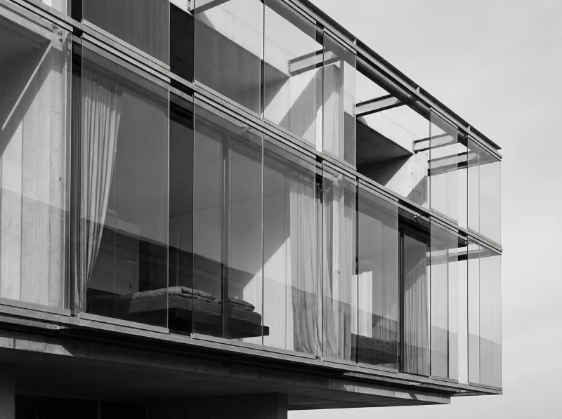 Edificio con balcones cerrados en vidrio templado